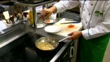 Recept měsíce: Kapr z konopišťského rybníka, pečený s rajčaty, cibulí a česnekem - video